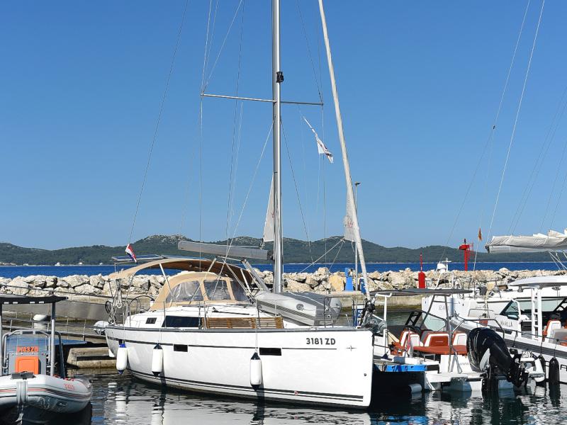 Book yachts online - sailboat - Bavaria Cruiser 37 - Lupe - rent