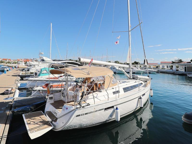 Book yachts online - sailboat - Bavaria Cruiser 37 - Lupe - rent