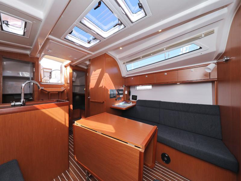 Book yachts online - sailboat - Bavaria Cruiser 37 - Lupe - rent