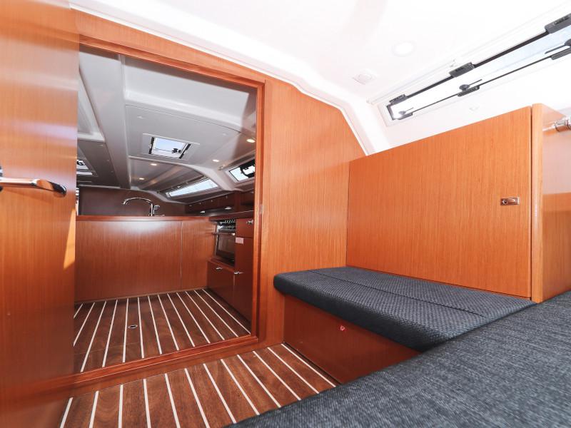Book yachts online - sailboat - Bavaria Cruiser 37 - Lupe - rent