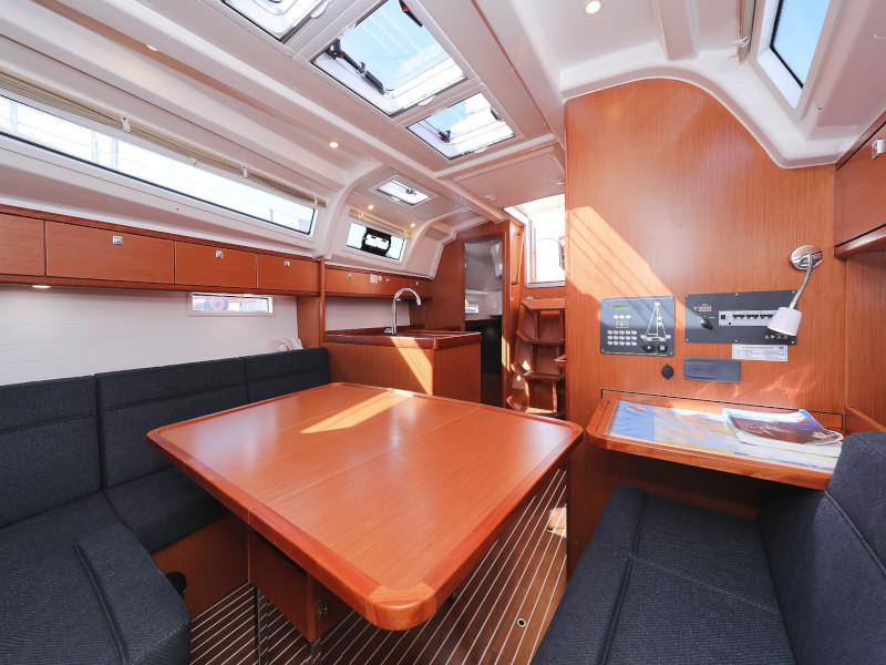 Book yachts online - sailboat - Bavaria Cruiser 37 - Lupe - rent
