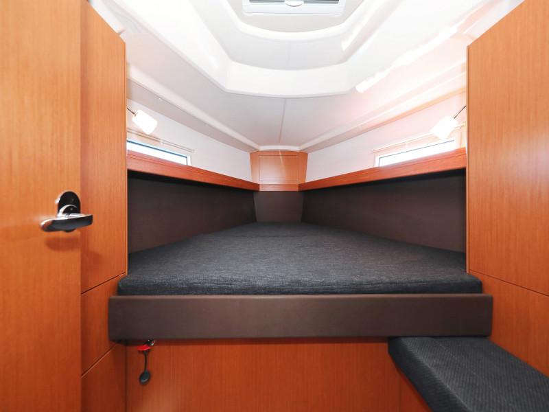 Book yachts online - sailboat - Bavaria Cruiser 37 - Lupe - rent