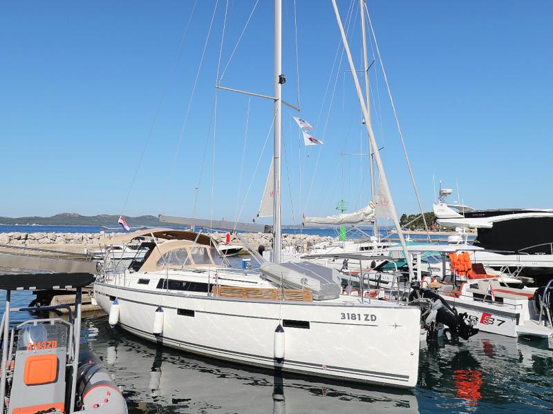 Book yachts online - sailboat - Bavaria Cruiser 37 - Lupe - rent
