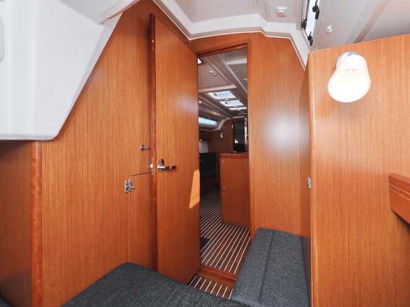 Book yachts online - sailboat - Bavaria Cruiser 37 - Lupe - rent