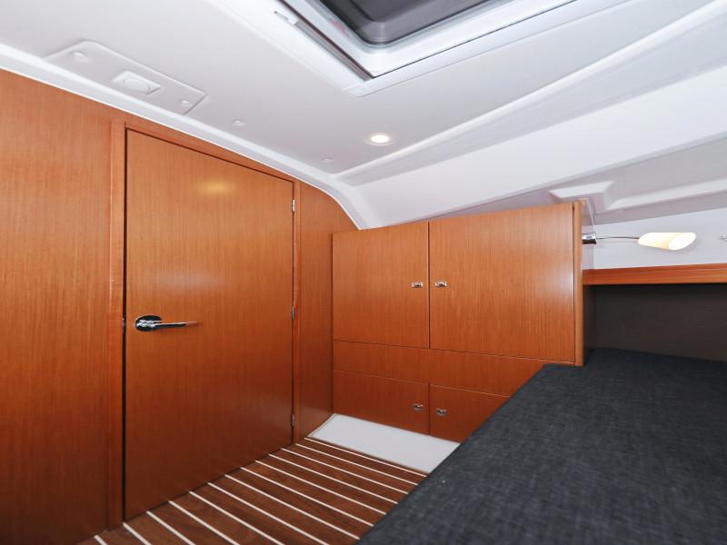 Book yachts online - sailboat - Bavaria Cruiser 37 - Lupe - rent