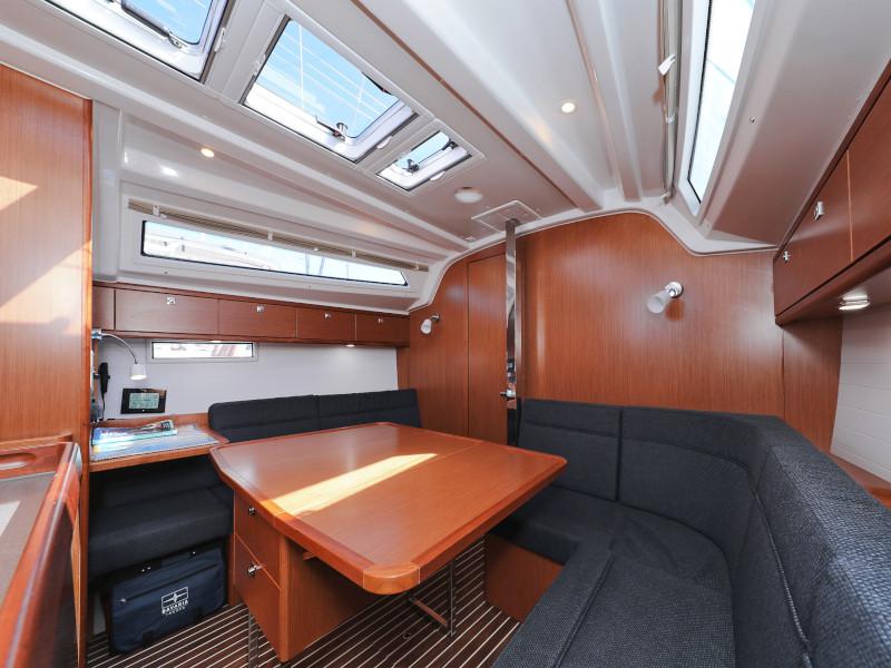 Book yachts online - sailboat - Bavaria Cruiser 37 - Lupe - rent