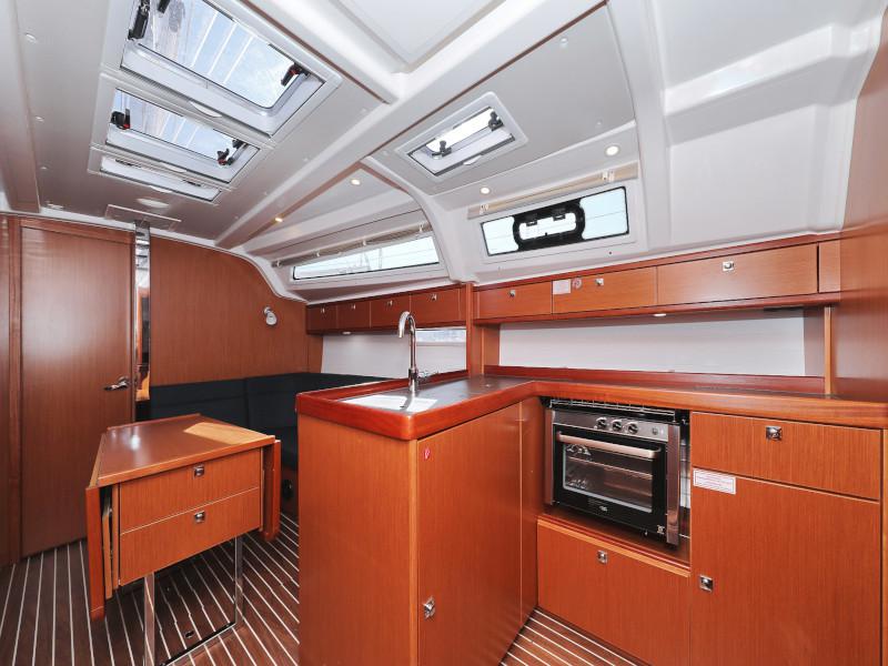 Book yachts online - sailboat - Bavaria Cruiser 37 - Lupe - rent