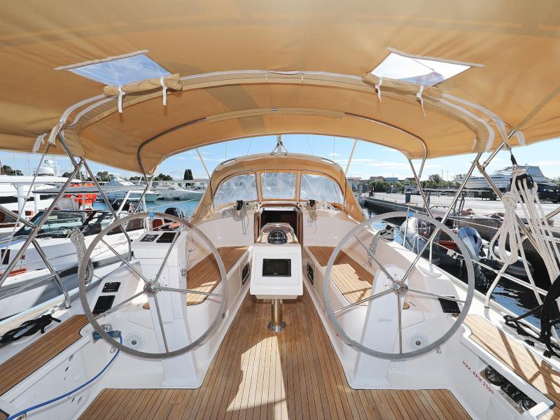 Book yachts online - sailboat - Bavaria Cruiser 37 - Lupe - rent