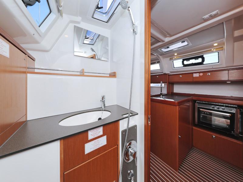 Book yachts online - sailboat - Bavaria Cruiser 37 - Lupe - rent
