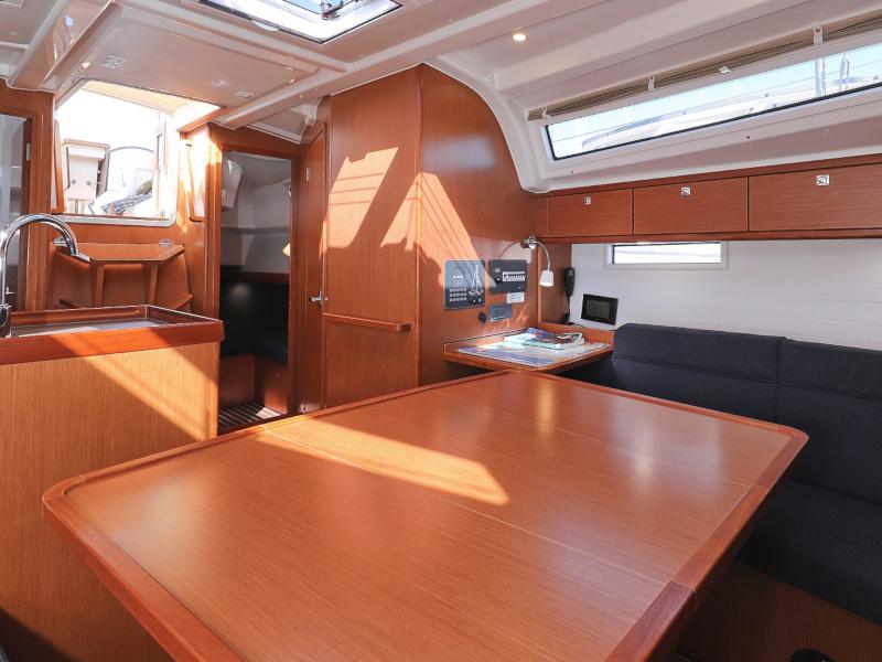 Book yachts online - sailboat - Bavaria Cruiser 37 - Lupe - rent