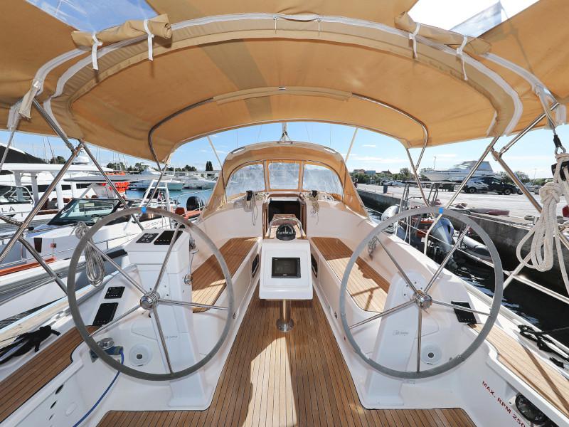 Book yachts online - sailboat - Bavaria Cruiser 37 - Lupe - rent