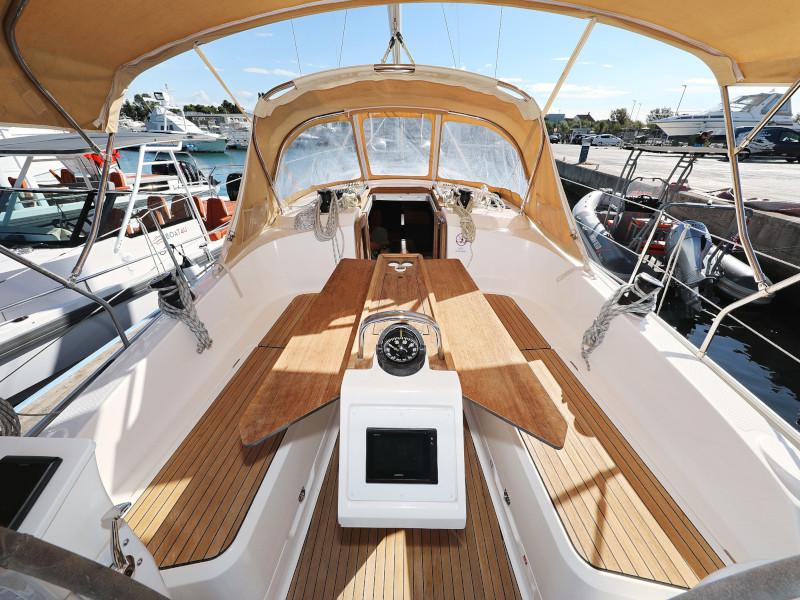Book yachts online - sailboat - Bavaria Cruiser 37 - Lupe - rent
