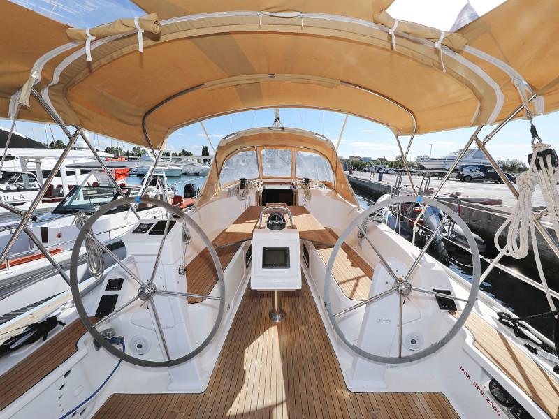 Book yachts online - sailboat - Bavaria Cruiser 37 - Lupe - rent