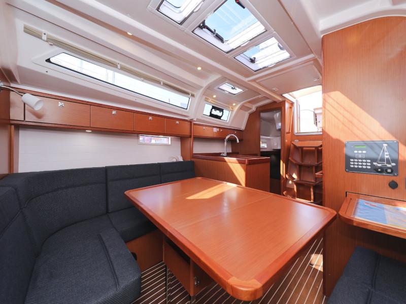 Book yachts online - sailboat - Bavaria Cruiser 37 - Lupe - rent