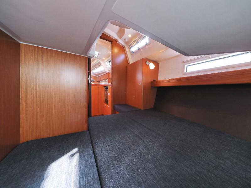 Book yachts online - sailboat - Bavaria Cruiser 37 - Lupe - rent