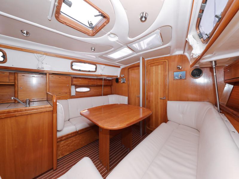 Book yachts online - sailboat - Bavaria 37 Cruiser - Mateja - rent