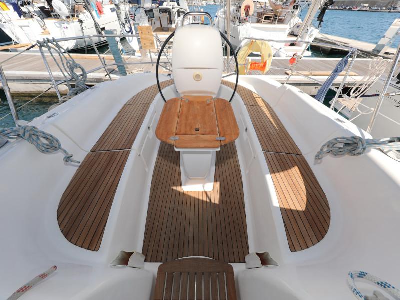 Book yachts online - sailboat - Bavaria 37 Cruiser - Mateja - rent