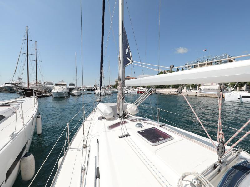 Book yachts online - sailboat - Bavaria 37 Cruiser - Mateja - rent