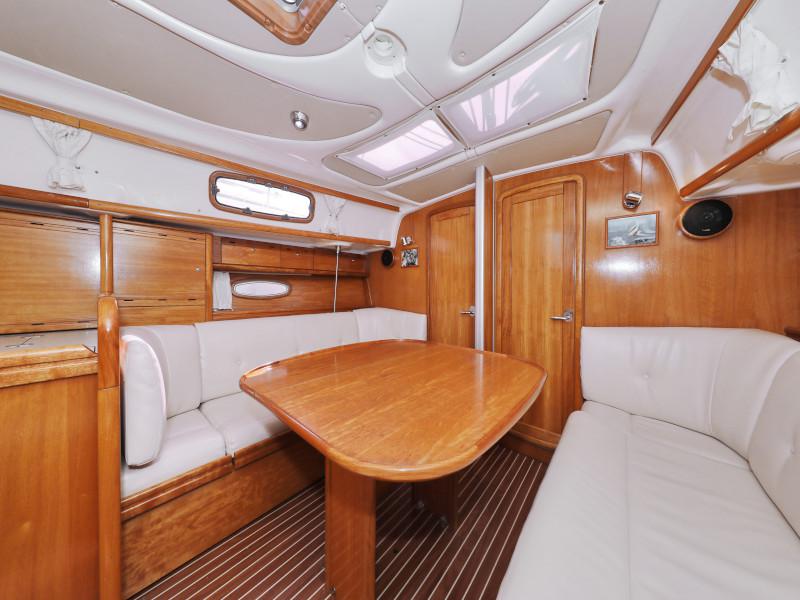 Book yachts online - sailboat - Bavaria 37 Cruiser - Mateja - rent