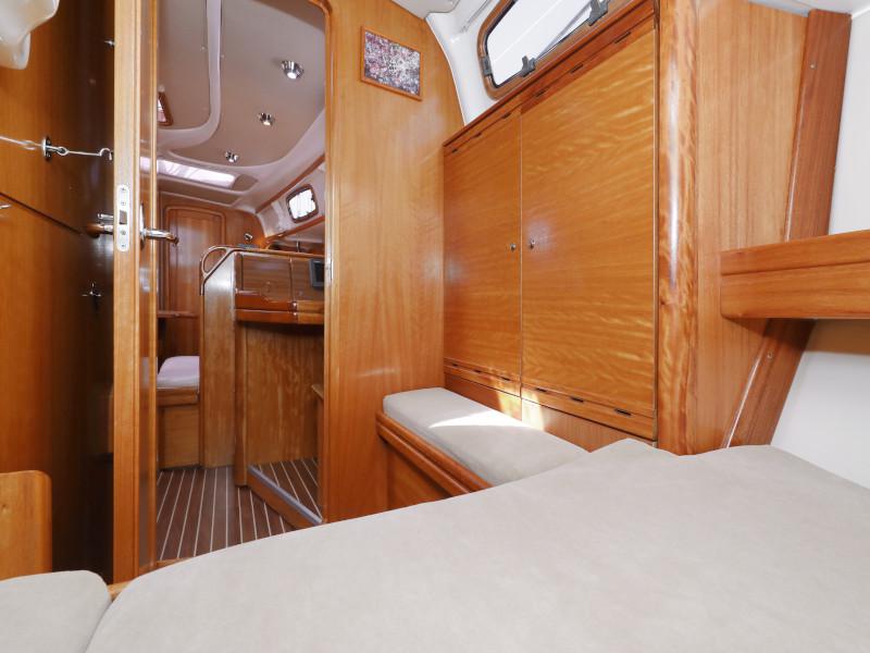 Book yachts online - sailboat - Bavaria 37 Cruiser - Mateja - rent