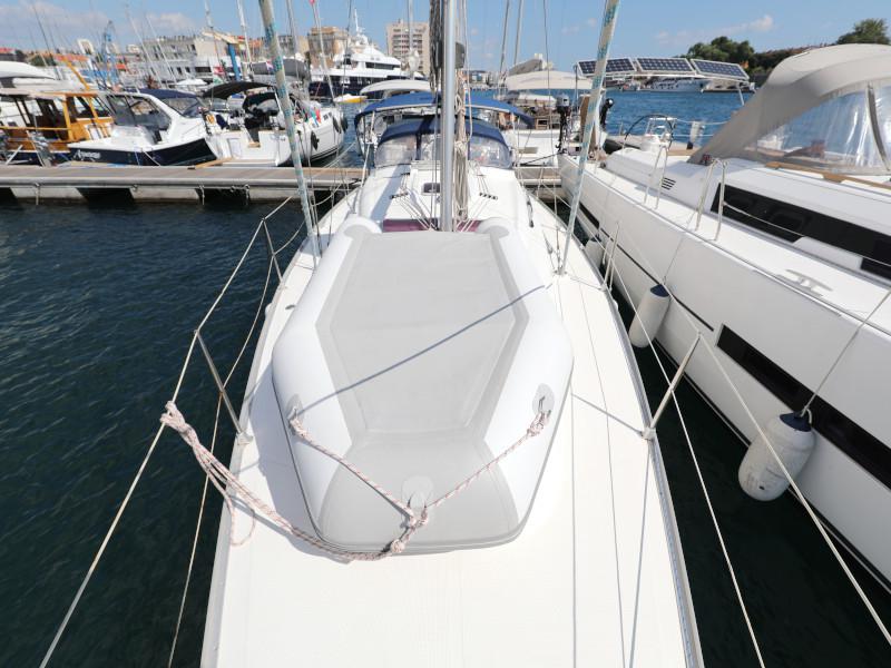 Book yachts online - sailboat - Bavaria 37 Cruiser - Mateja - rent