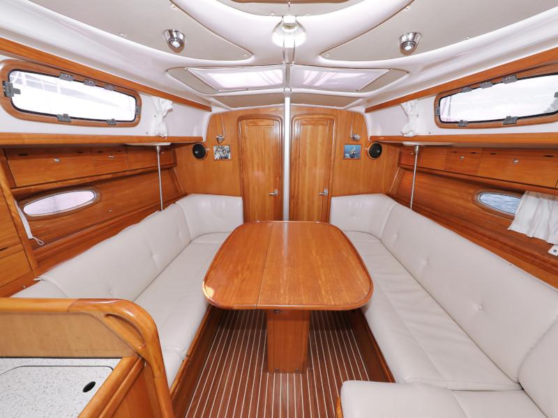 Book yachts online - sailboat - Bavaria 37 Cruiser - Mateja - rent