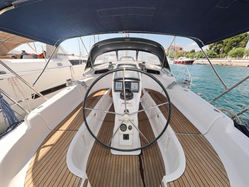 Book yachts online - sailboat - Bavaria 37 Cruiser - Mateja - rent