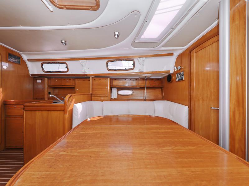 Book yachts online - sailboat - Bavaria 37 Cruiser - Mateja - rent