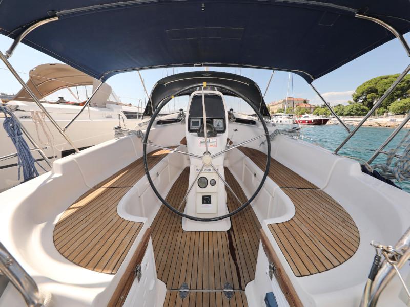 Book yachts online - sailboat - Bavaria 37 Cruiser - Mateja - rent