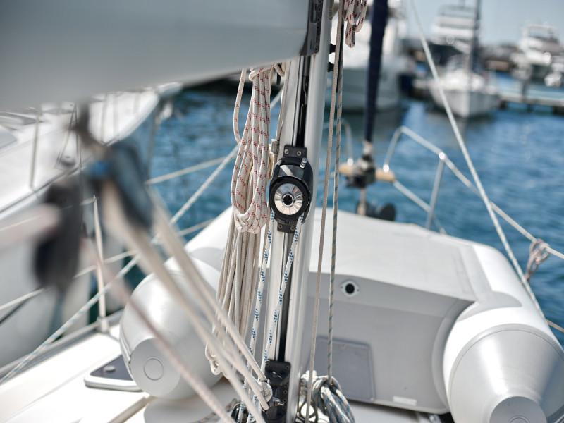 Book yachts online - sailboat - Bavaria 37 Cruiser - Mateja - rent