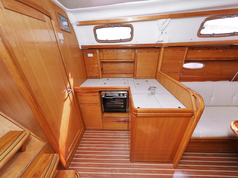 Book yachts online - sailboat - Bavaria 37 Cruiser - Mateja - rent