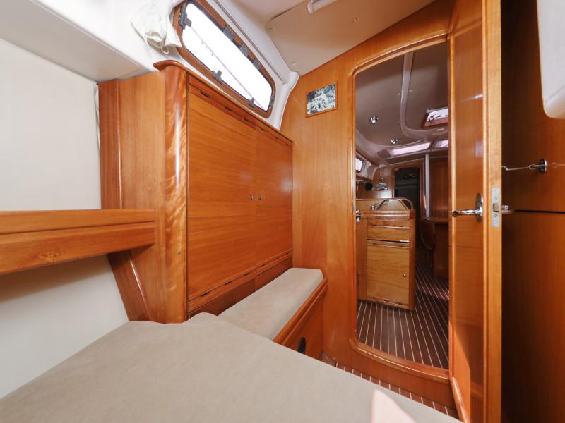 Book yachts online - sailboat - Bavaria 37 Cruiser - Mateja - rent
