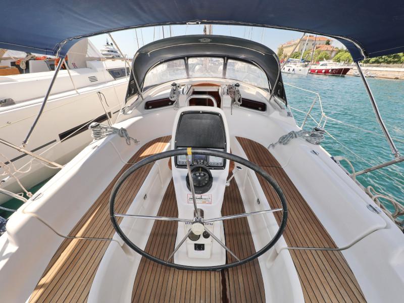 Book yachts online - sailboat - Bavaria 37 Cruiser - Mateja - rent