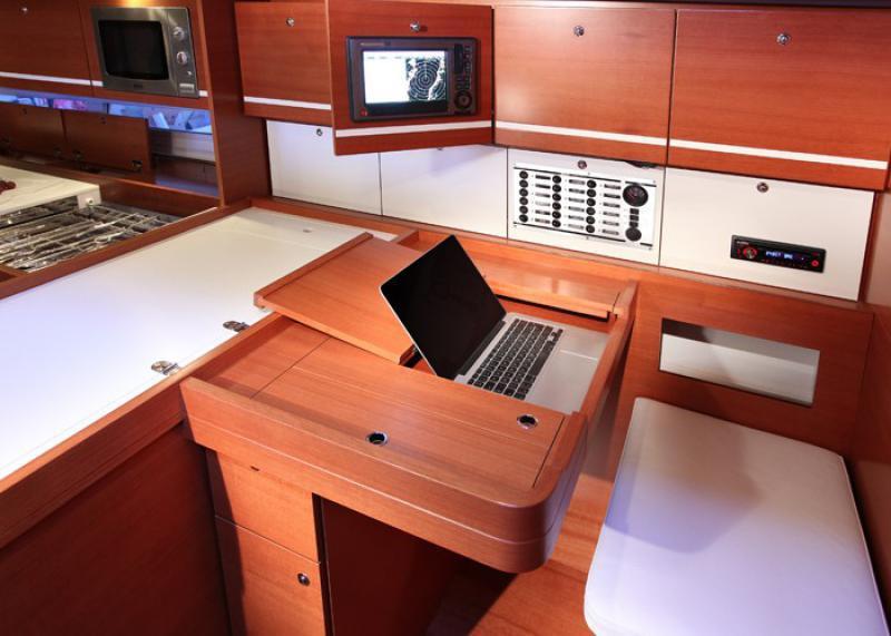 Book yachts online - sailboat - Dufour 450 GL - Dans - rent