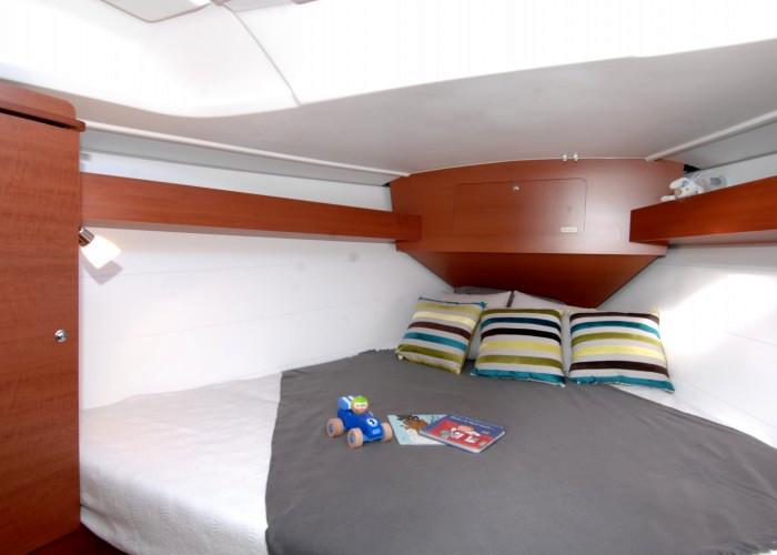 Book yachts online - sailboat - Dufour 335 GL - Kopernik - rent