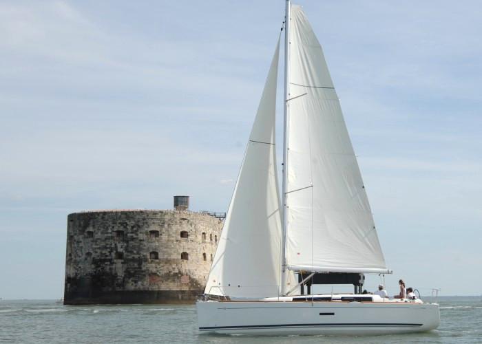 Book yachts online - sailboat - Dufour 335 GL - Kopernik - rent