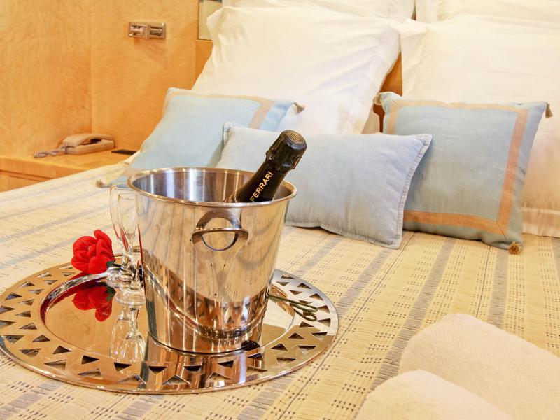 Book yachts online - motorboat - Rizzardi Posillipo Technema 80 - Prime - rent