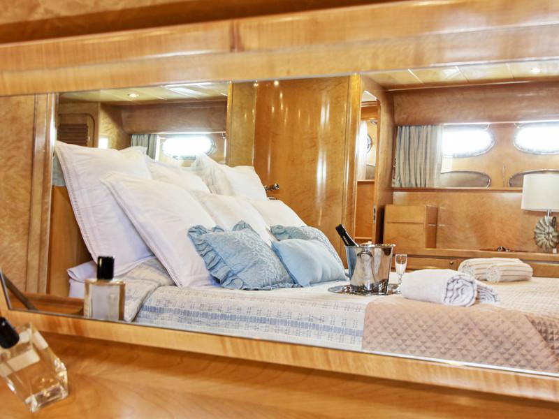 Book yachts online - motorboat - Rizzardi Posillipo Technema 80 - Prime - rent