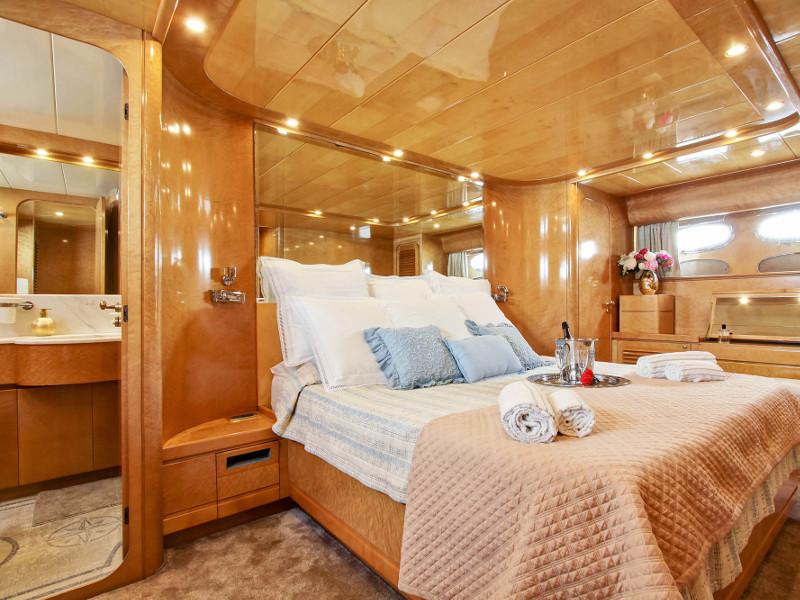 Book yachts online - motorboat - Rizzardi Posillipo Technema 80 - Prime - rent