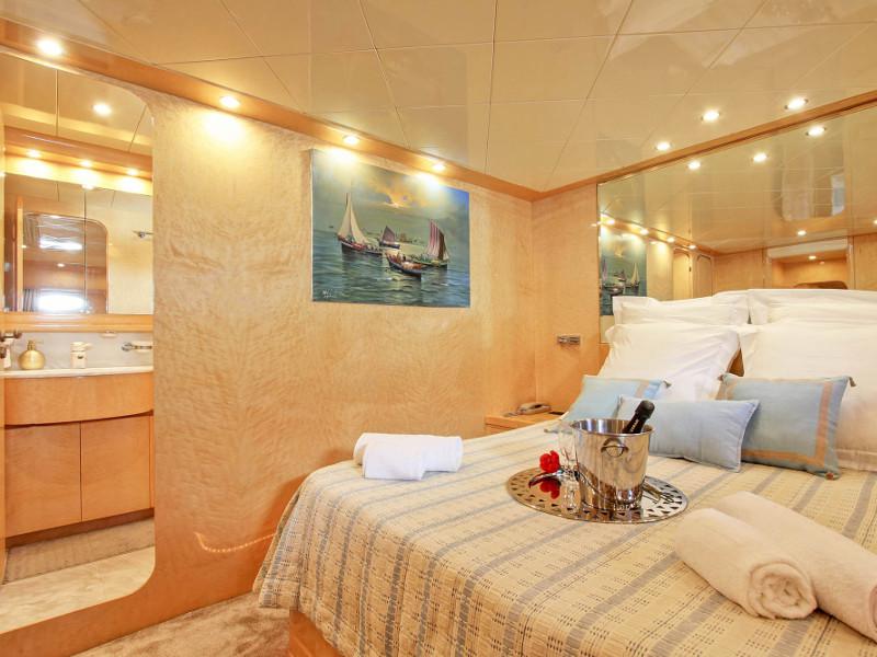 Book yachts online - motorboat - Rizzardi Posillipo Technema 80 - Prime - rent