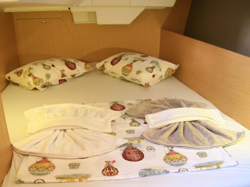 Book yachts online - sailboat - Beneteau Oceanis 38 - ADA - rent