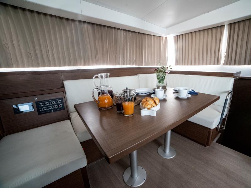 Book yachts online - catamaran - Lagoon 40 - Il Vento - rent