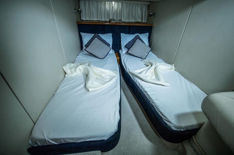 Book yachts online - motorboat - Sunseeker Portofino 40 - Maxim - rent