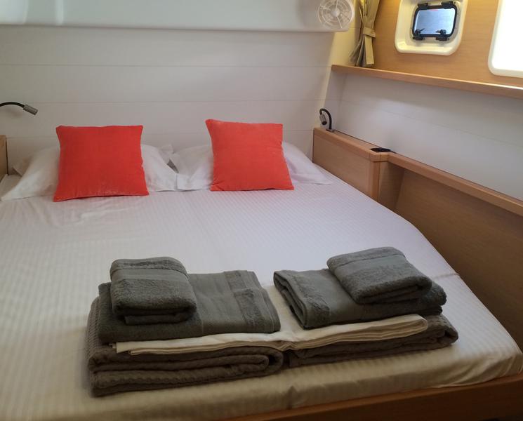 Book yachts online - catamaran - Lagoon 450  Flybridge - Odysseus - rent