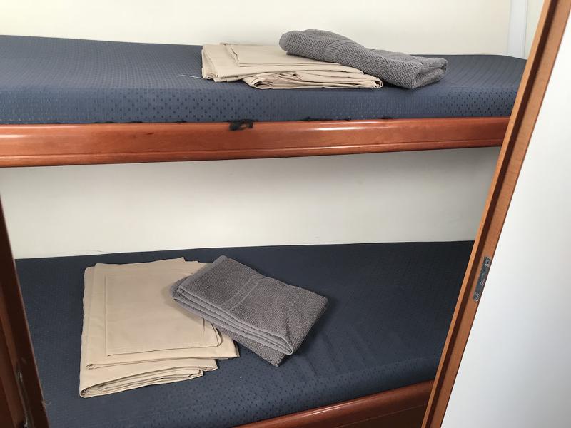 Book yachts online - sailboat - Cyclades 43.4 - Estera - rent