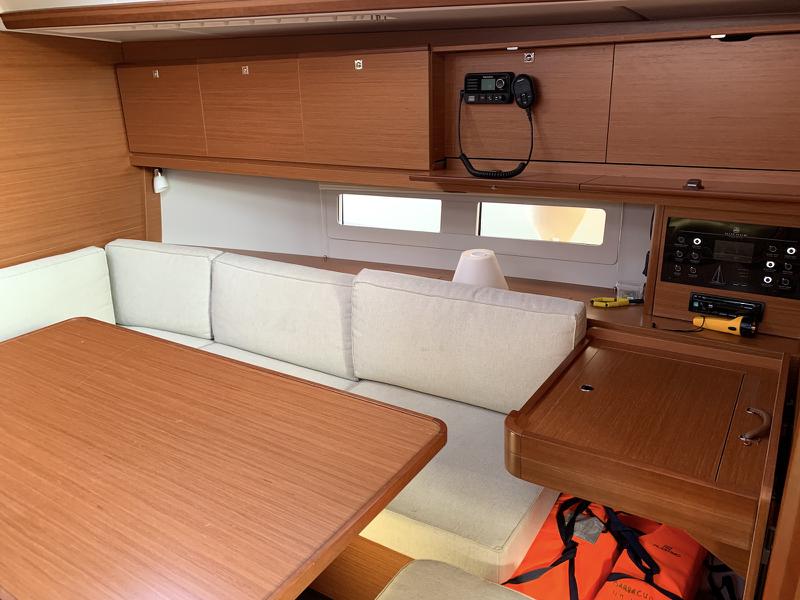 Book yachts online - sailboat - Dufour 390 Grand Large - Barracuda - rent