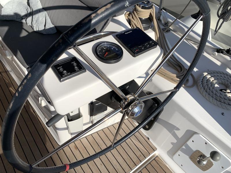 Book yachts online - sailboat - Dufour 390 Grand Large - Barracuda - rent