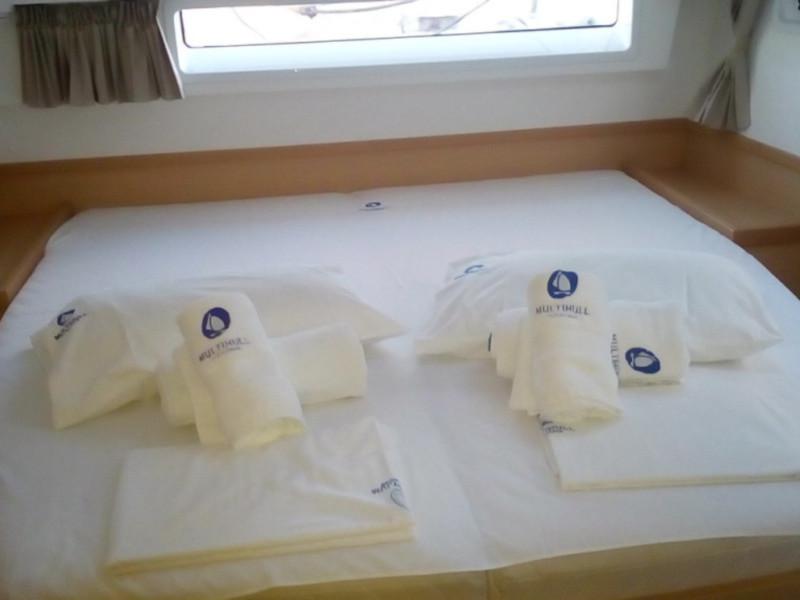 Book yachts online - catamaran - Lagoon 42 - Chamotte - rent