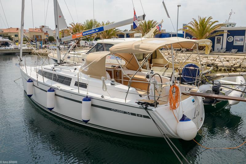 Book yachts online - sailboat - Bavaria Cruiser 34 - Lia  - rent