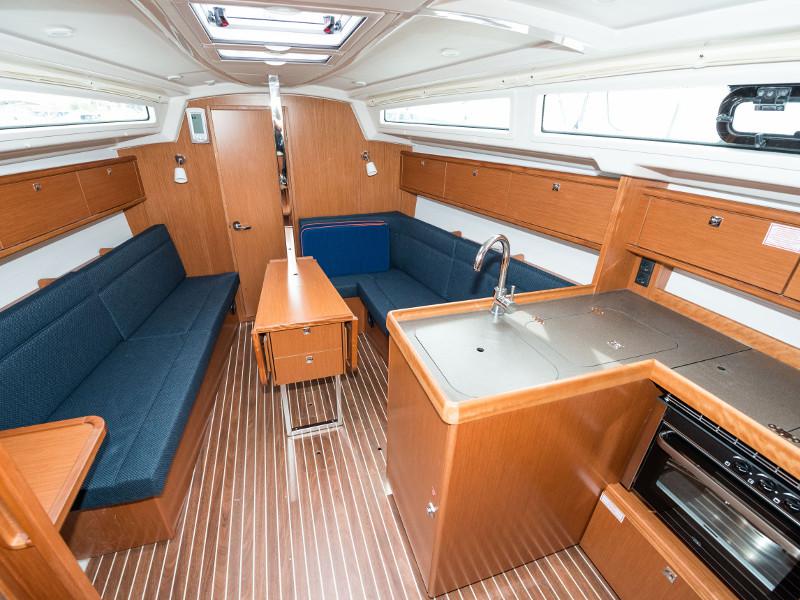 Book yachts online - sailboat - Bavaria Cruiser 34 - Lia  - rent